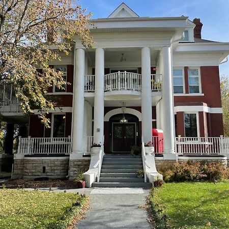 The Columns Bed & Breakfast Winnipeg Extérieur photo