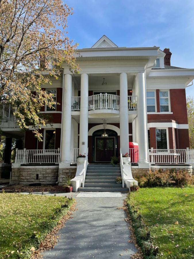 The Columns Bed & Breakfast Winnipeg Extérieur photo